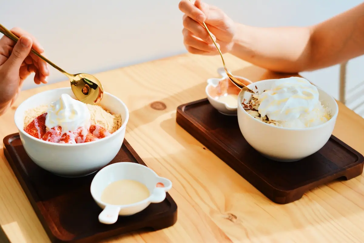 Dos snowties servidos en la mesa, con leche condensada aparte
