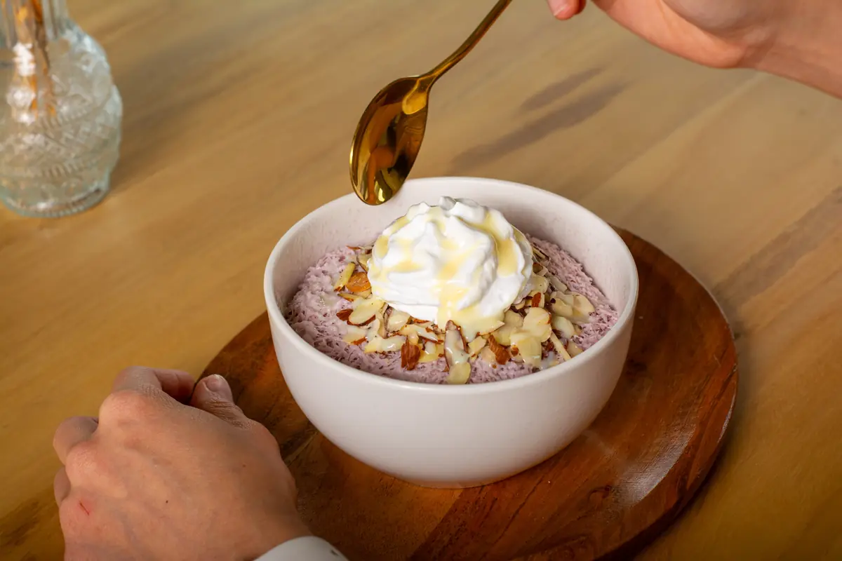 Snowty taro con almendras y crema chantilly