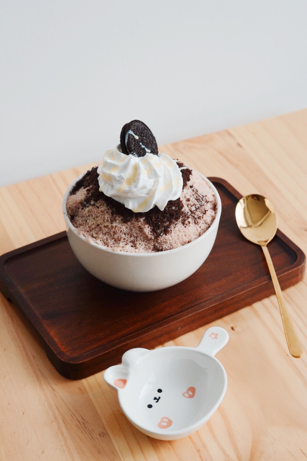 Postre de hielo raspado con sirope de chocolate y galletas Oreo