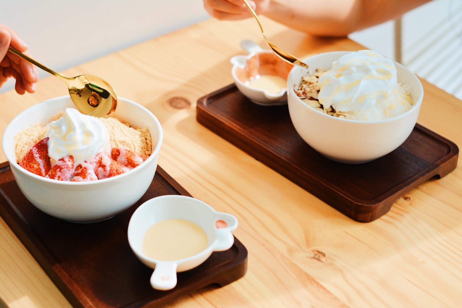 Postre de hielo raspado con una mezcla de varias frutas