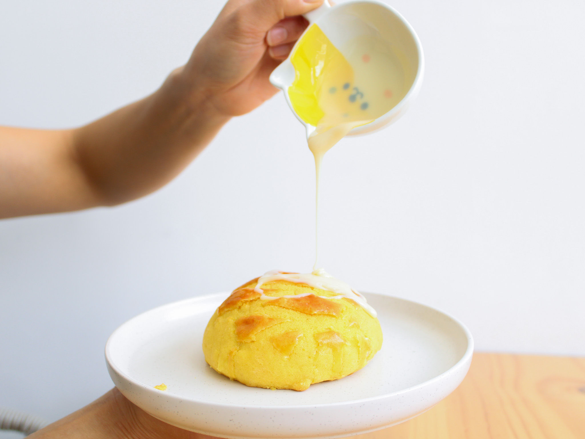 Postre de hielo raspado con rodajas de mango y crema batida