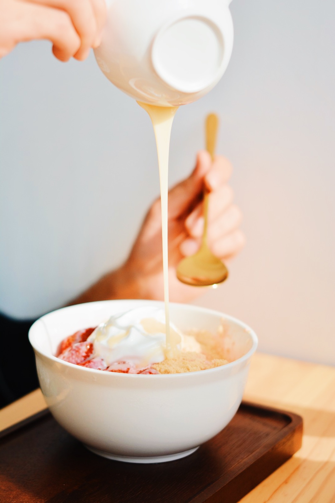 Postre de hielo raspado con mango y maracuyá