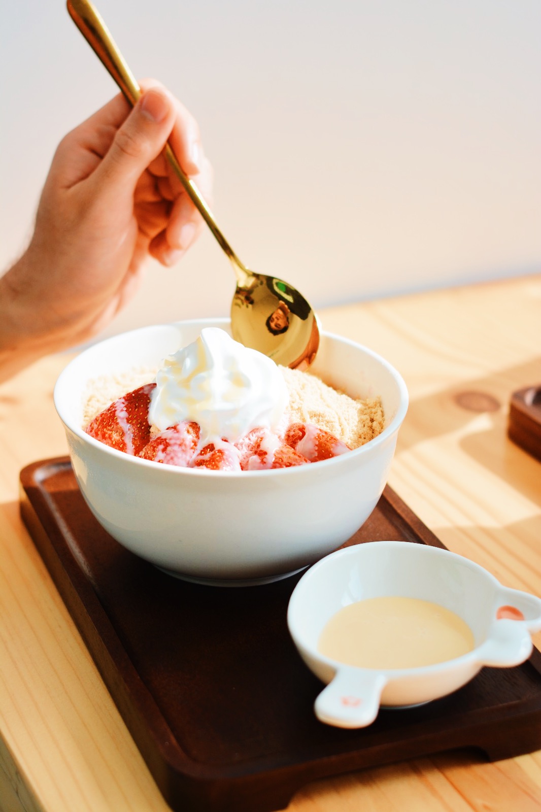 Postre de hielo raspado con moras y crema