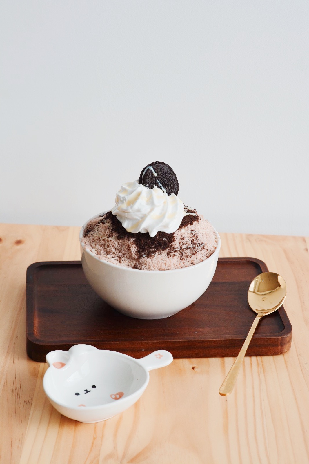 Postre de hielo raspado tradicional con frijoles rojos y mochi